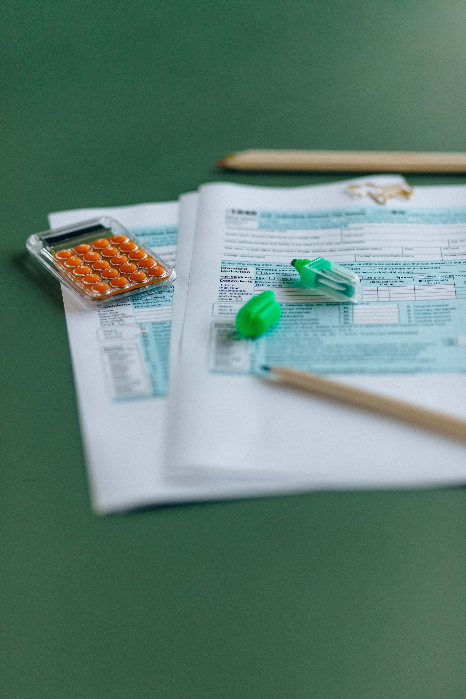 Nahaufnahme eines digitalen Tabellenblatts mit Zeilen für Buchungssätze und Zahlen
