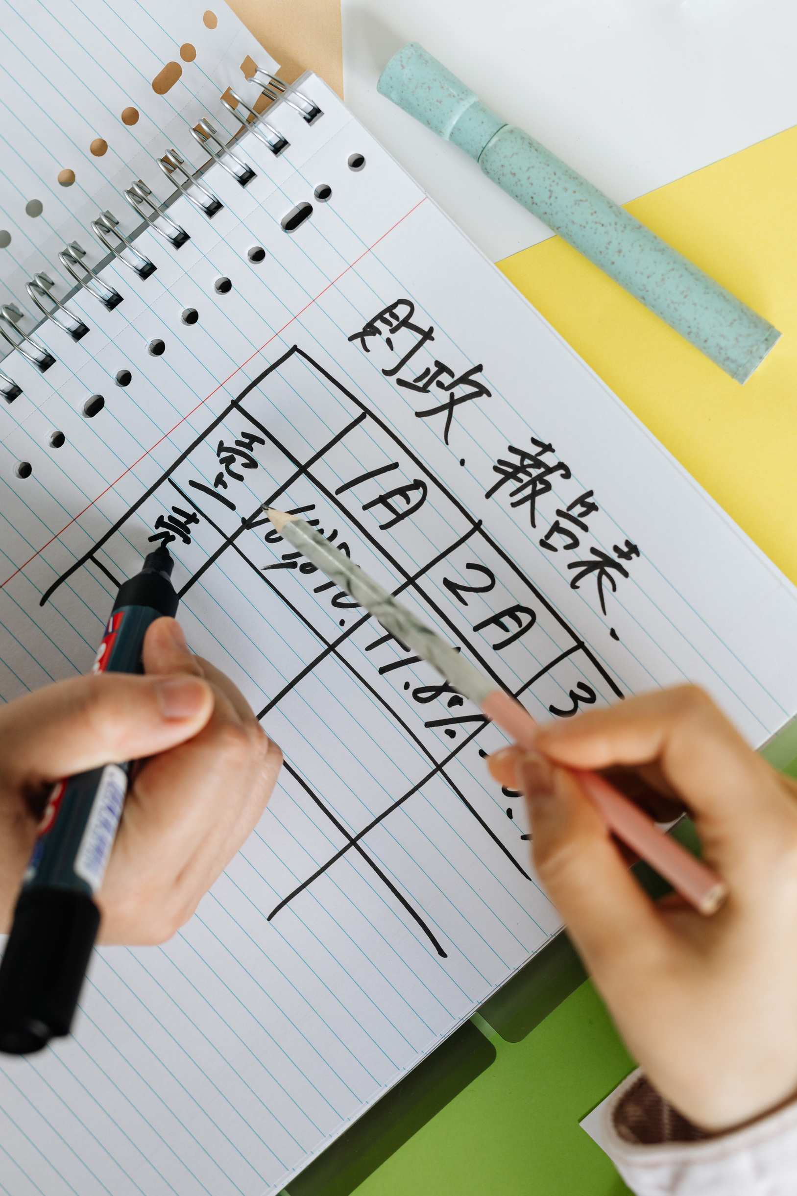 Schreibtisch mit Notizblock und Stift in einem ruhigen Arbeitsumfeld